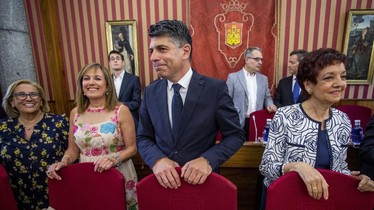 Concejales de Cs, Vox y PSOE durante el Pleno de investidura.-SANTI OTERO