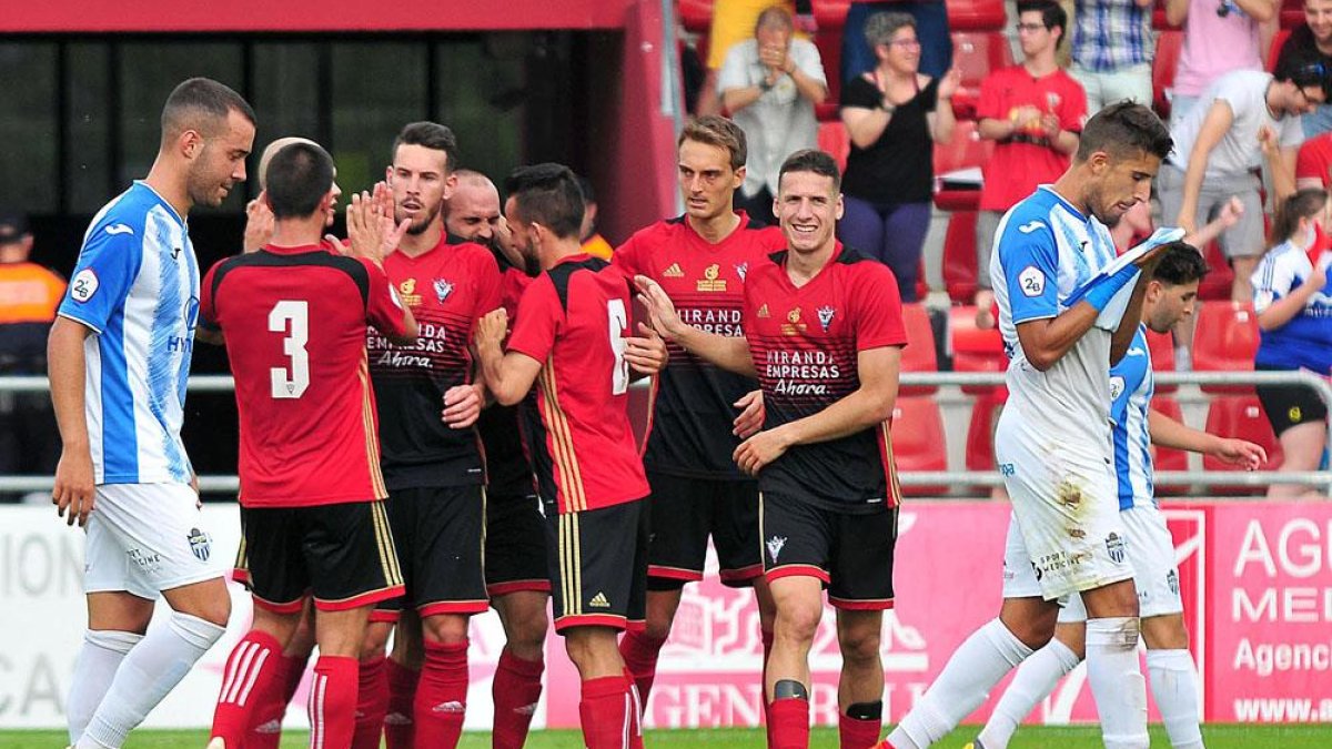 Los jugadores del Mirandés celebran el segundo gol, obra de Álvaro Rey.-JOSÉ ESTEBAN EGURROLA