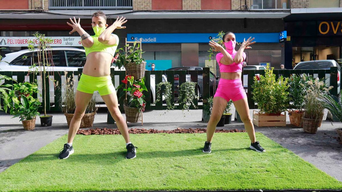 Actuación de danza urbana durante la celebración del Parking Day, enmarcado en la Semana de la Movilidad. RAÚL G. OCHOA