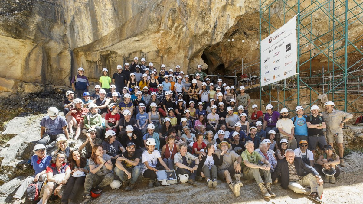 Foto del Equipo de Investigación de Atapuerca, que no se quisieron perder la presentación, con la pieza y el consejero de Cultura, Gonzalo Santoja. SANTI OTERO