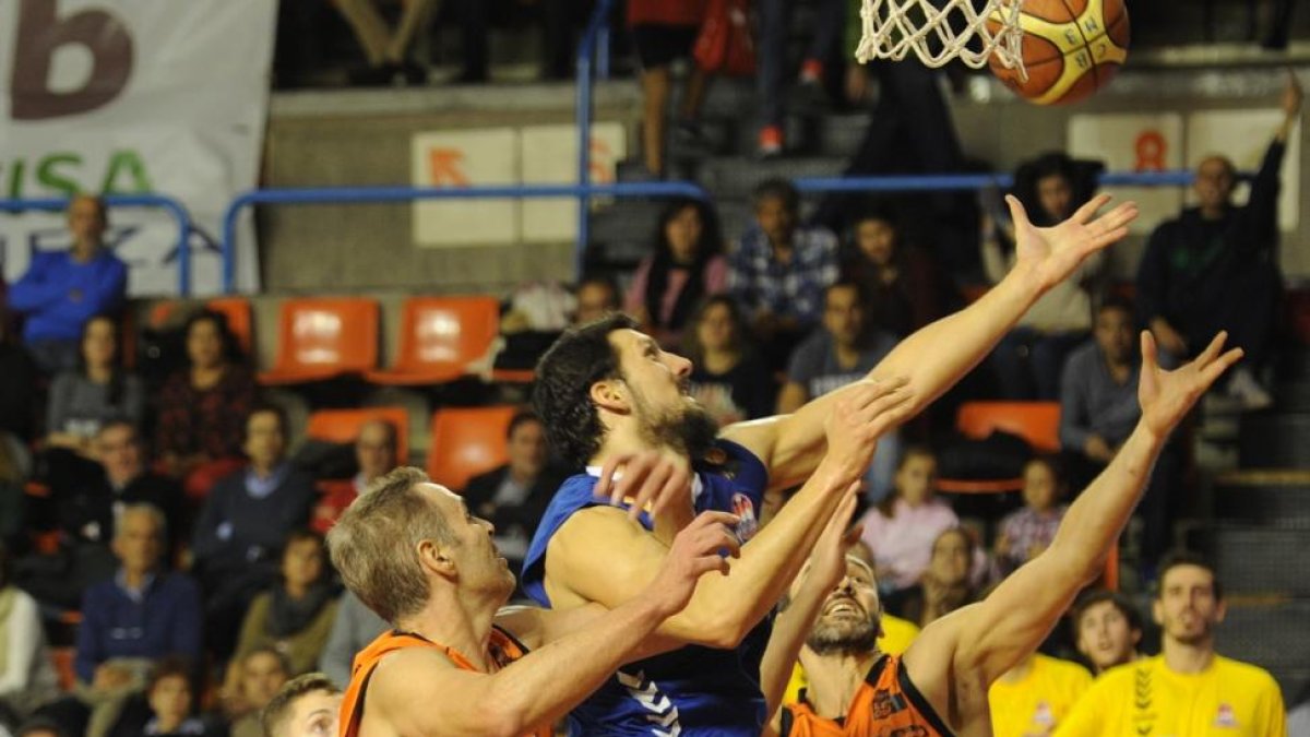 Matija Poscic intenta anotar.-ISRAEL L. MURILLO