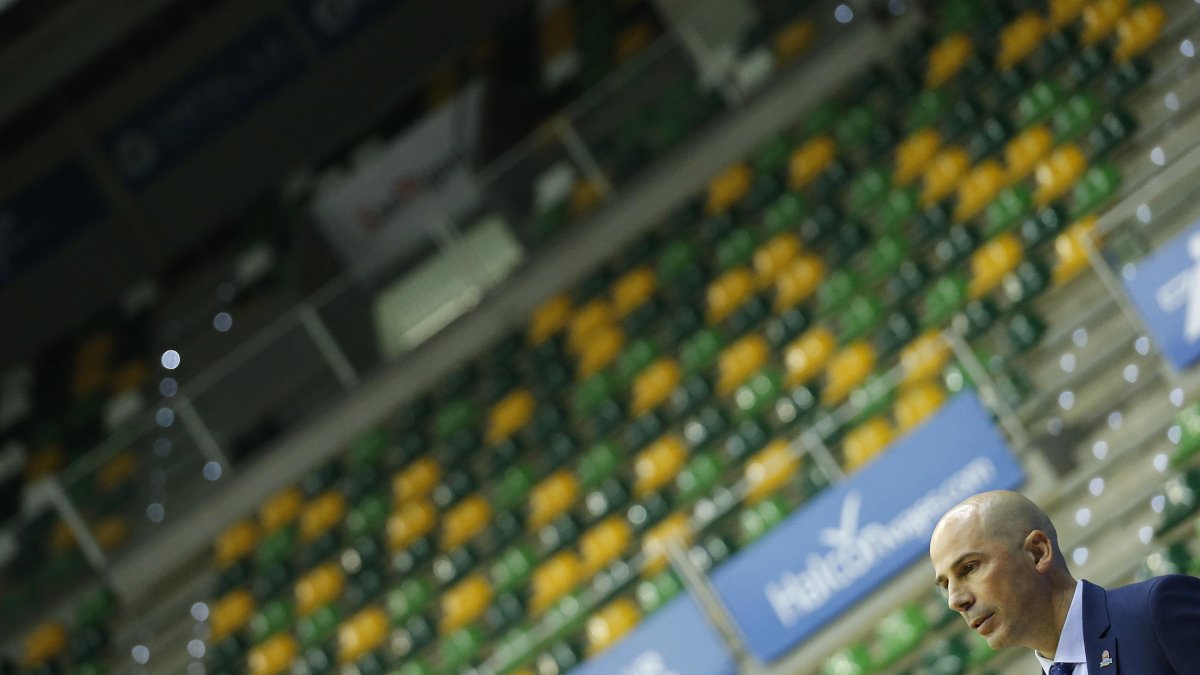 Peñarroya sigue las evoluciones de un partido en un Coliseum vacío. SANTI OTERO
