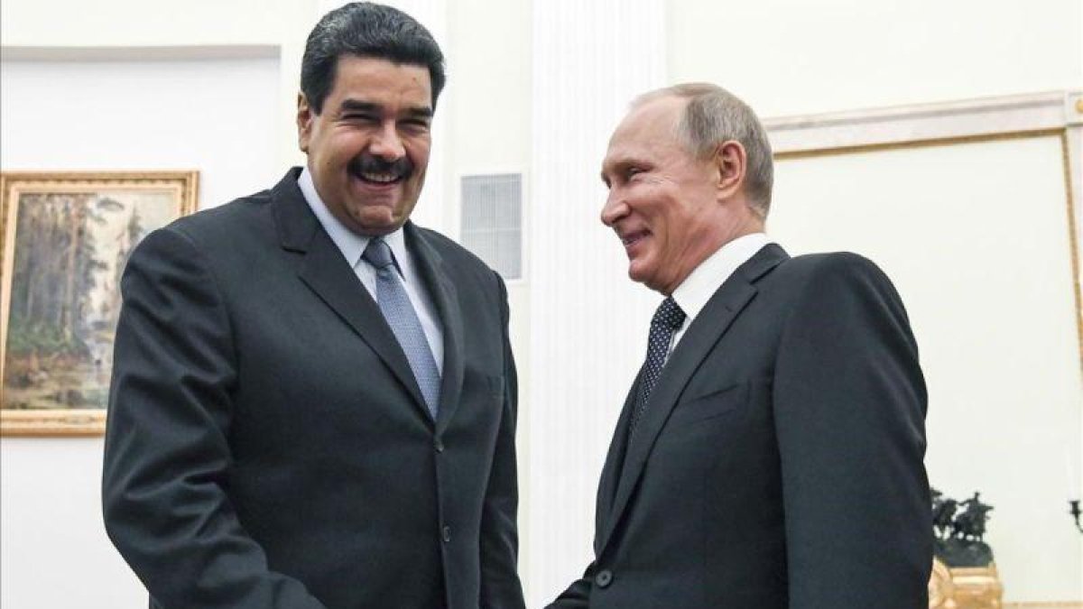 El presidente venezolano, Nicolás Maduro, y su homólogo ruso, Vladímir Putin, se saludan durante un encuentro en Moscú en el 2017.-YUTRI KADOBNOV (AP)