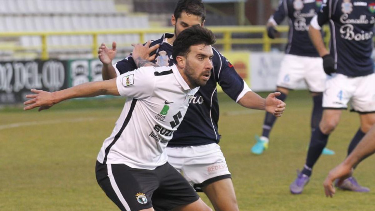 Adrián, que volverá a ser hoy la referencia, protege el balón ante un oponente.-SANTI OTERO