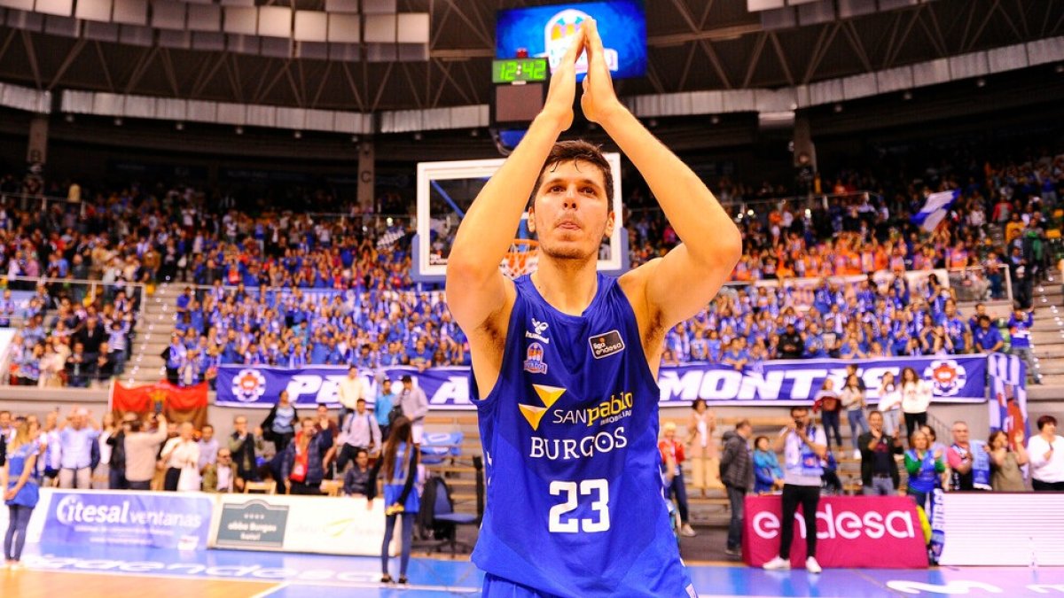 Huskic saluda a la afición tras un partido con el San Pablo Burgos. ACB PHOTO / M. GONZÁLEZ