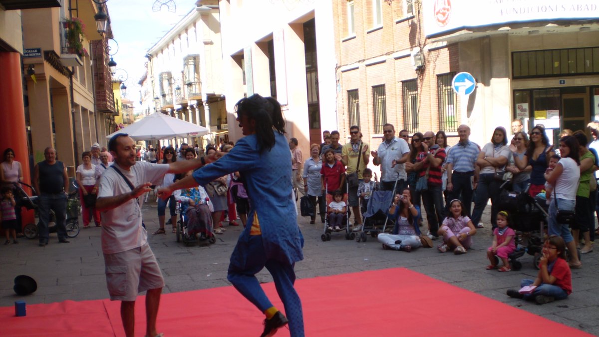 Los artistas callejeros darán paso a un festival de magia