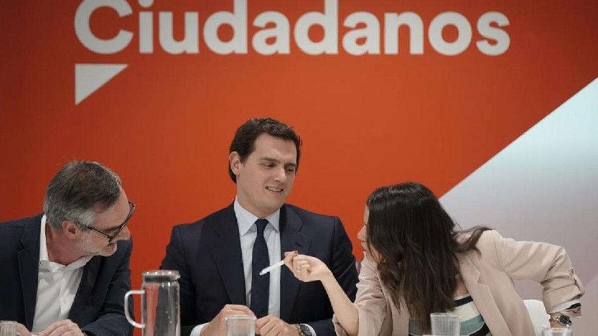 Albert Rivera, entre José Manuel Villegas e Inés Arrimadas, en la reunión de la ejecutiva, este lunes-JOSÉ LUIS ROCA