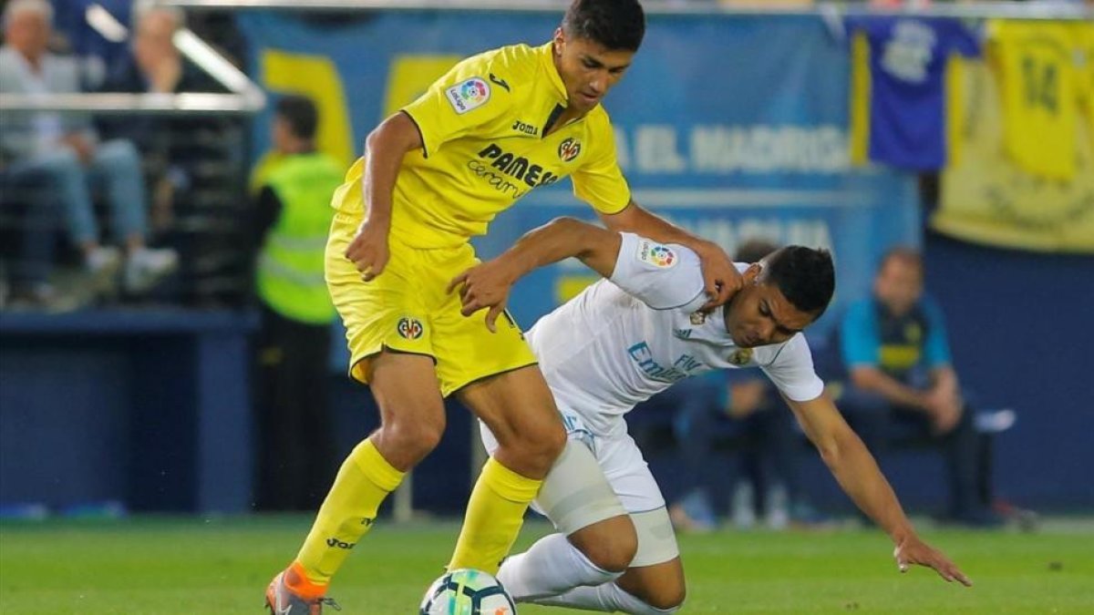 Rodri pelea con Casemiro en el duelo con el Madrid que cerró la Liga-HEINO KALIS