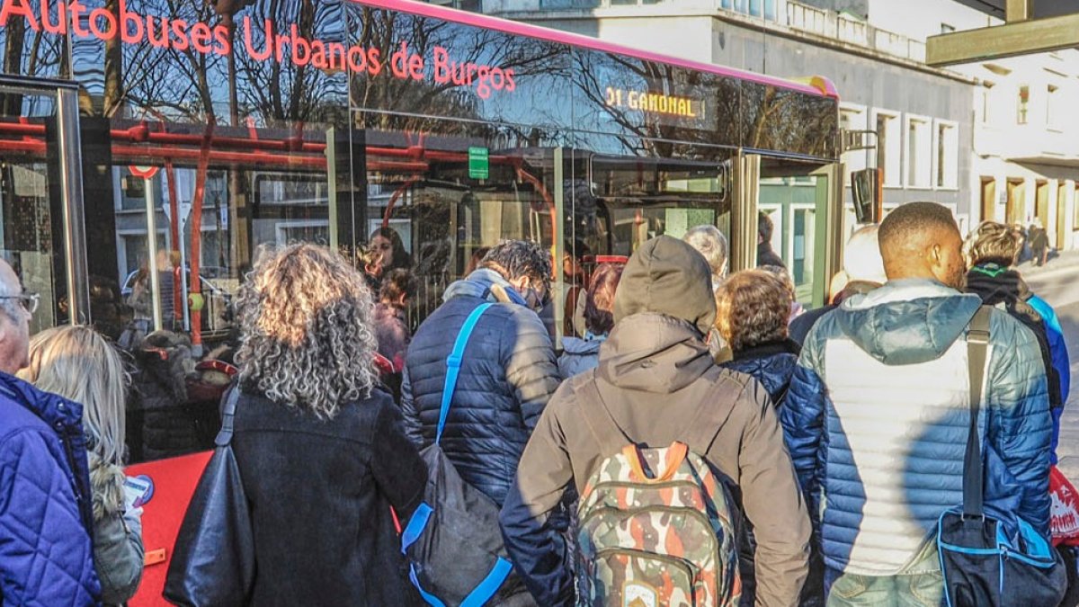 Los viajeros de bus superan los 13 millones durante 2019. ISRAEL L. MURILLO