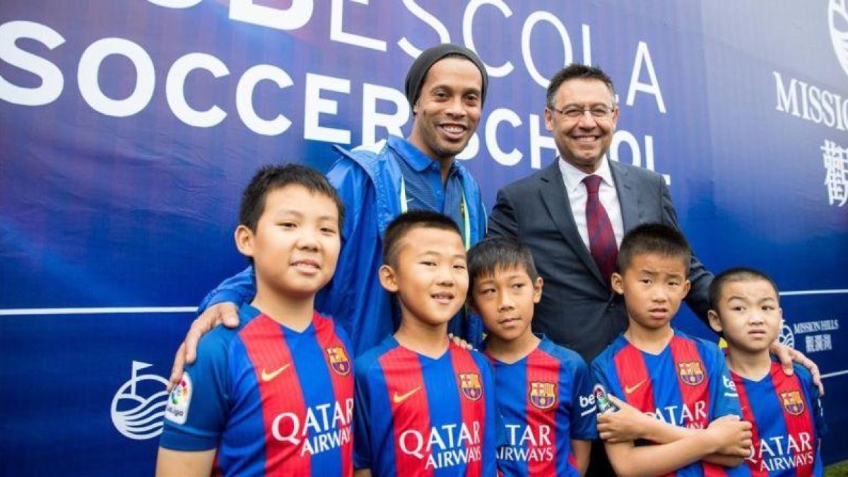 Bartomeu y Ronaldinho, en la inauguración del Mission Hills Resort en China.-A GERMAN PARGA / FC BARCELONA