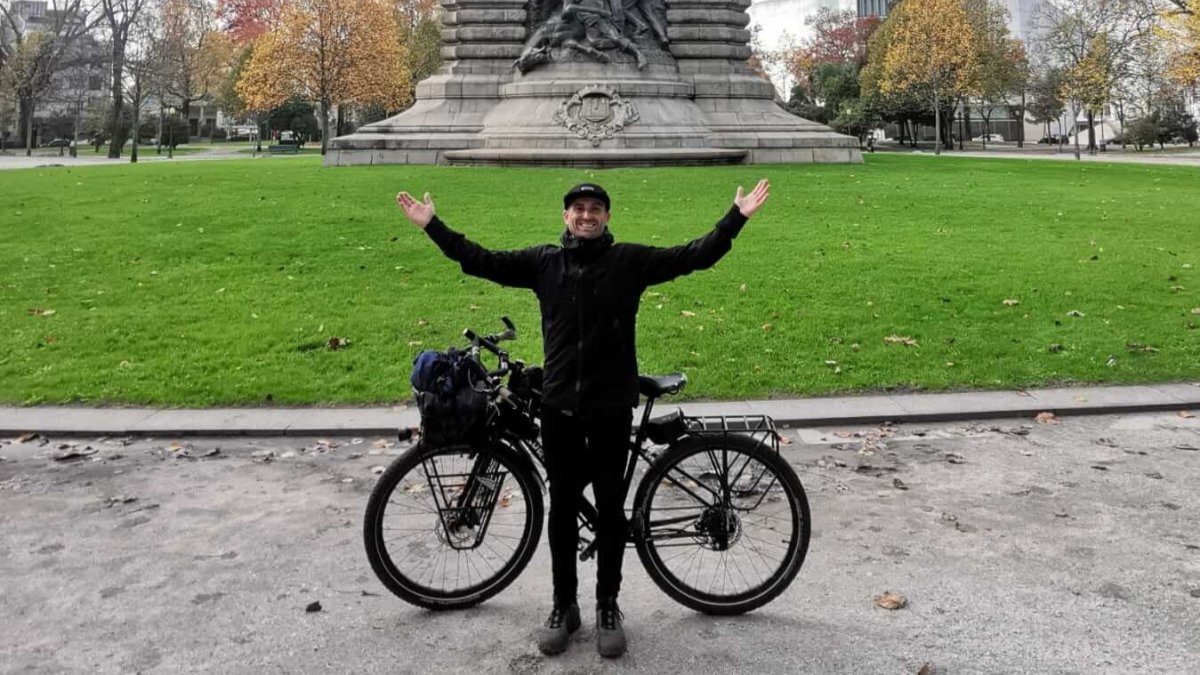 En los países donde prolongue su estancia buscará trabajos. Para ello cuenta con el título de patrón de yate y tiene el certificado de apnea o buceo libre. “Solo busco algo sencillo que me permita estar en contacto con la naturaleza, pagar un alojamiento compartido y comer. No pido más”.