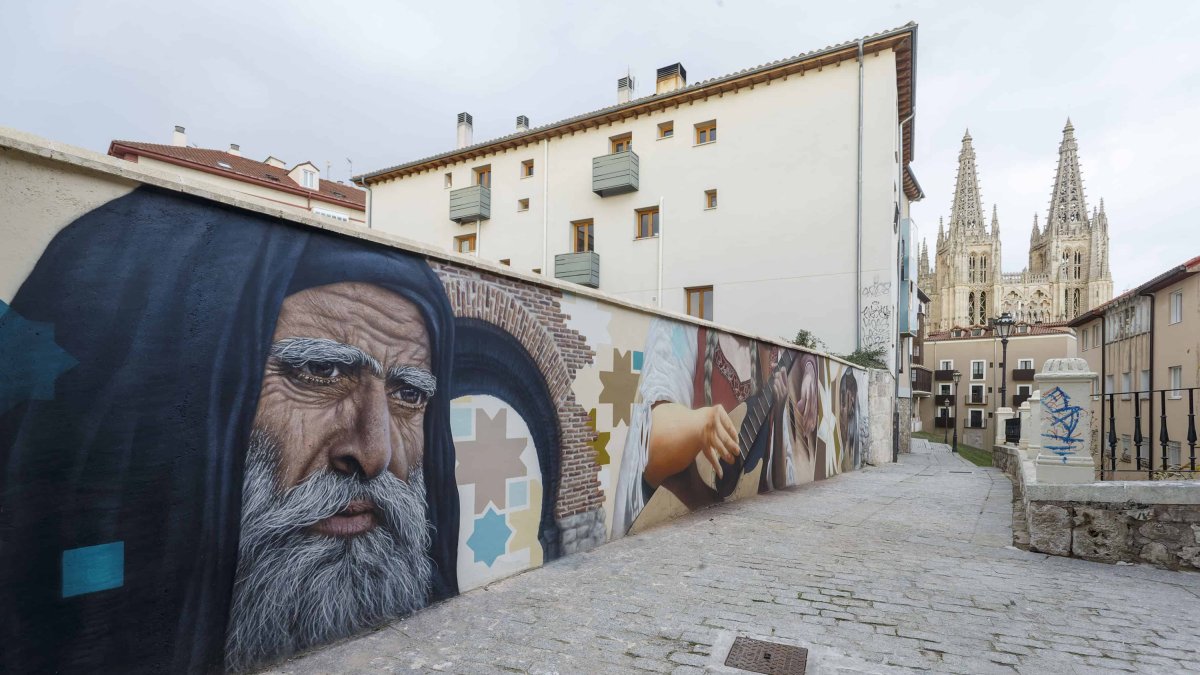 Vista de la calle Embajadores con uno de los personajes del mural en primer término. El representante de la cultura judía. SANTI OTERO