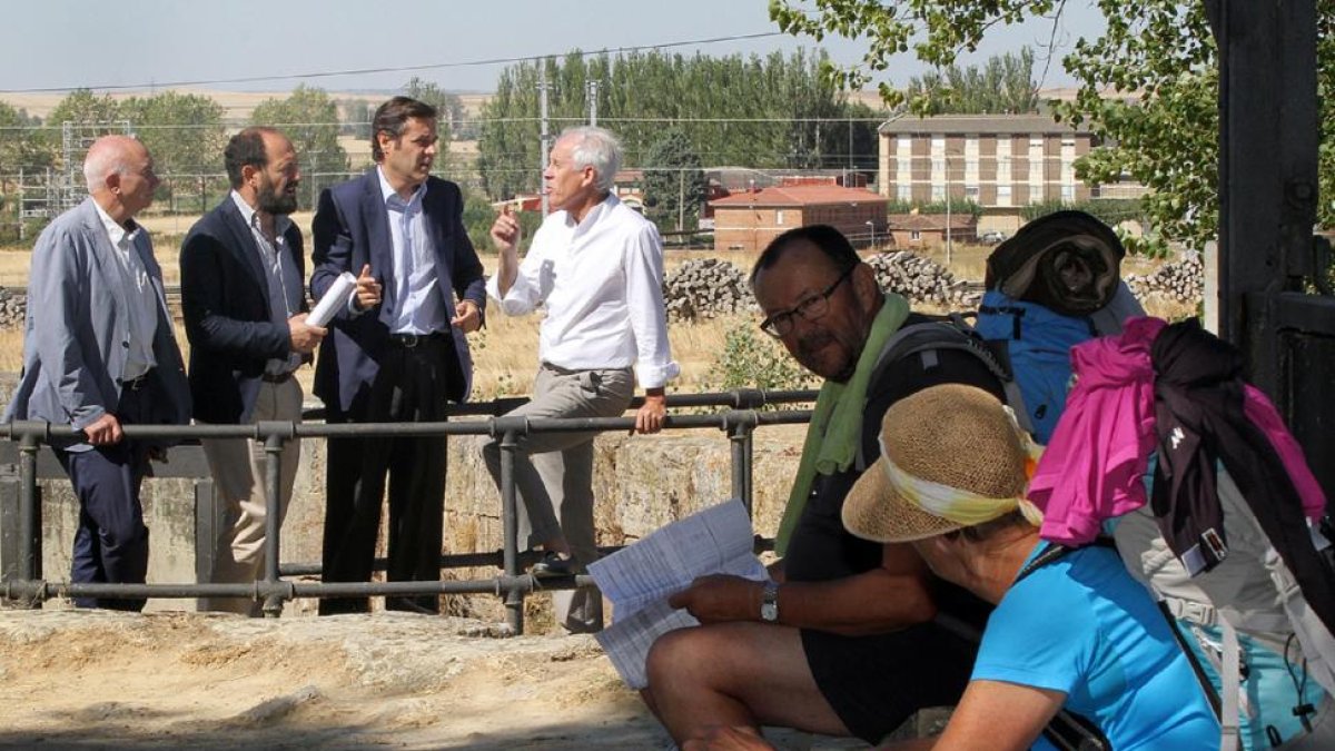 Al fondo, Villafruela, Díaz, Ramírez y González, en el Camino de Santiago a su paso por el Canal de Castilla en Frómista.-ICAL