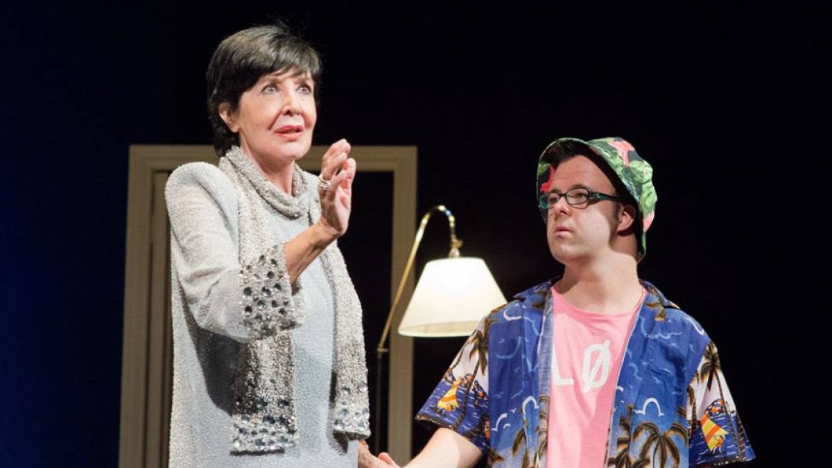 Concha Velasco y Hugo Aritmendiz, en un momento de ‘Olivia y Eugenio’.-