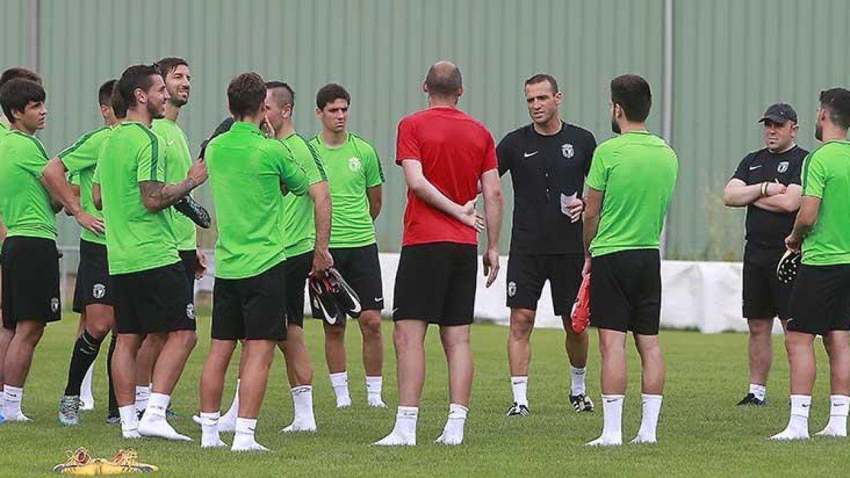 José Manuel Mateo habla con sus futbolistas una vez finalizada la primera sesión de entrenamiento en Castañares.-RAÚL G. OCHOA