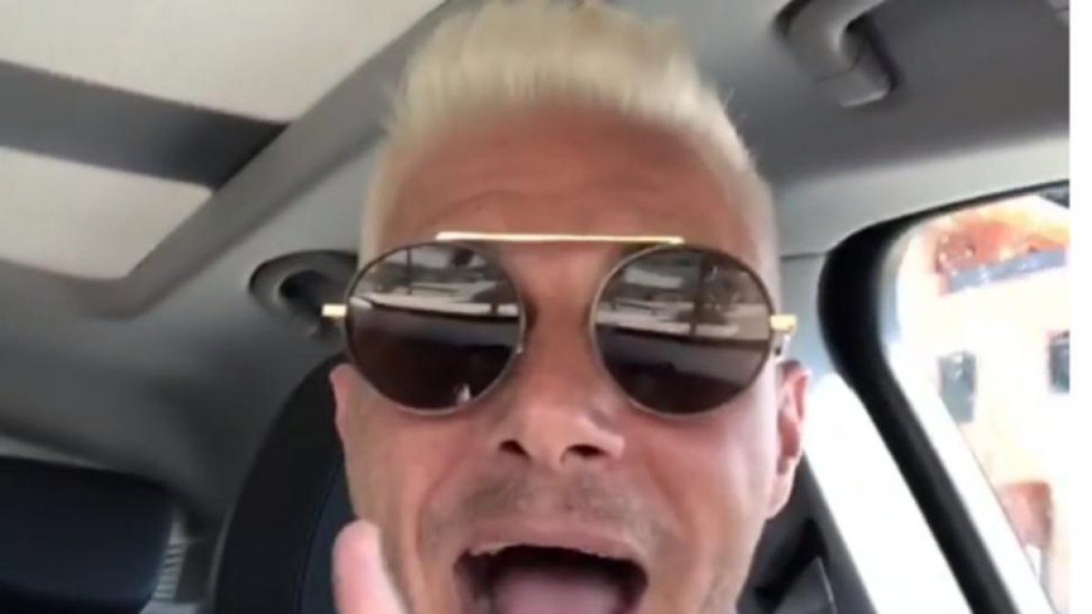 Joaquin luciendo su nuevo look rubio platino.-INSTAGRAM