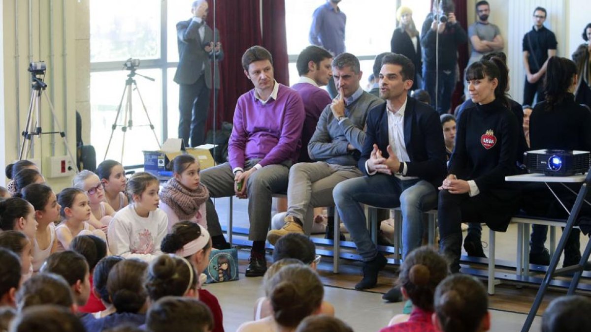 Antonio Najarro (d.) charló con los alumnos de la Escuela de Danza, en compañía de su director, Juan Carlos Santamaría, una de sus profesoras, Esmeralda Gutiérrez, y el director de programación de Cultural Cordón, José Miguel González (i.).-Raúl Ochoa