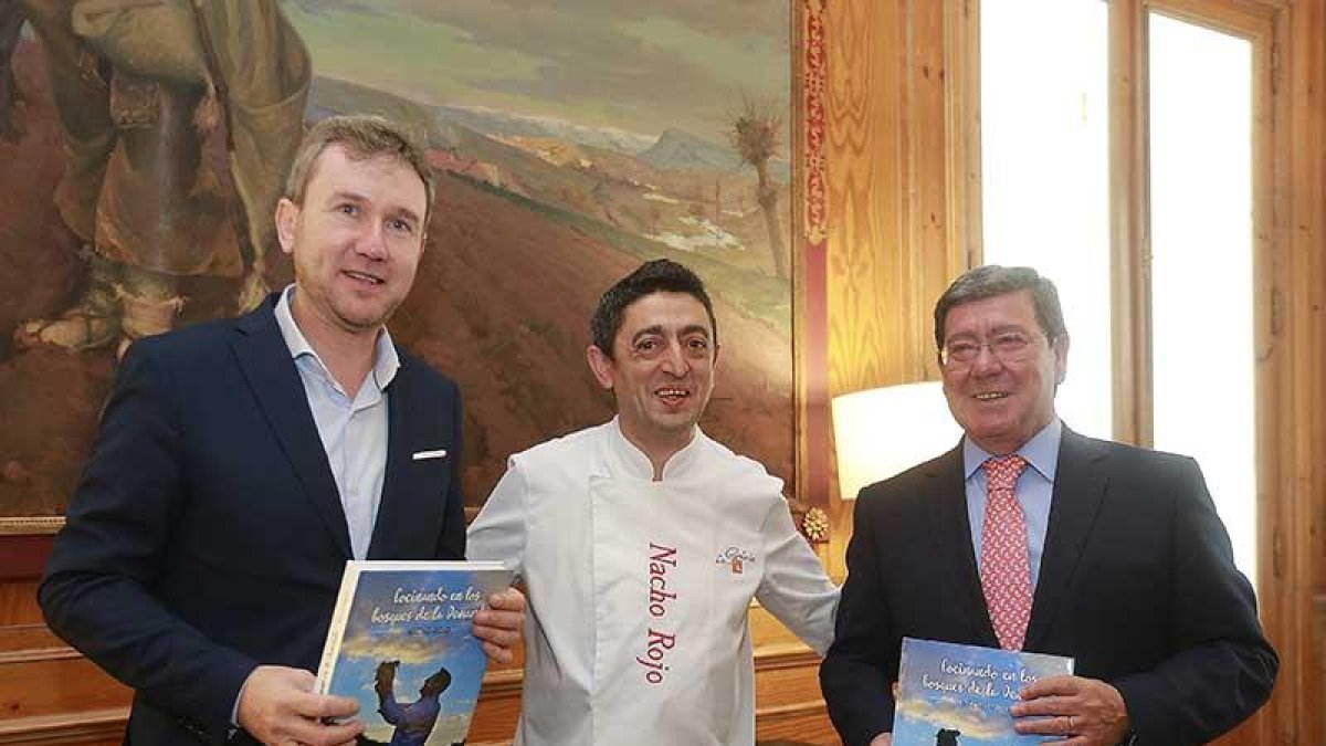 Para la presentación de su libro, Nacho Rojo estuvo arropado por Javier Lacalle y César Rico.-RAÚL G. OCHOA