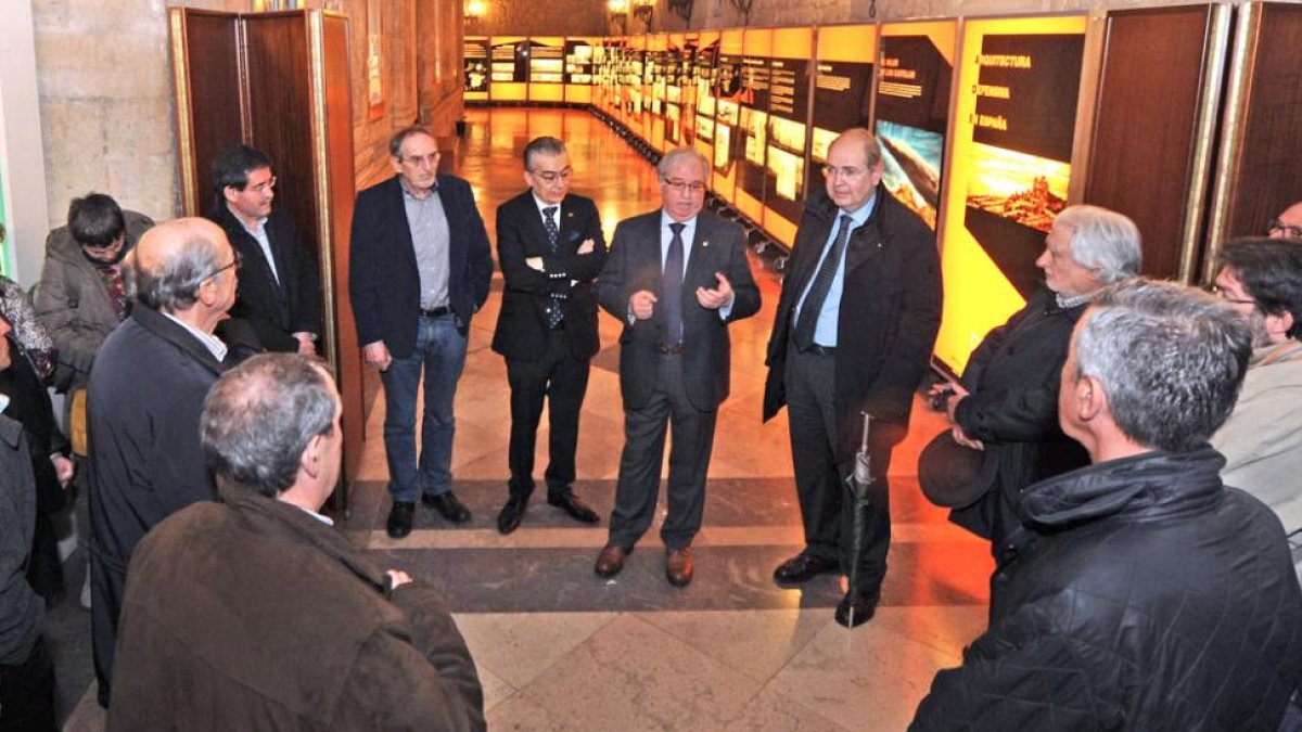 Isaac Rilova fue el encargado de inaugurar la muestra, ubicada en el Monasterio San Juan.-ISRAEL L. MURILLO