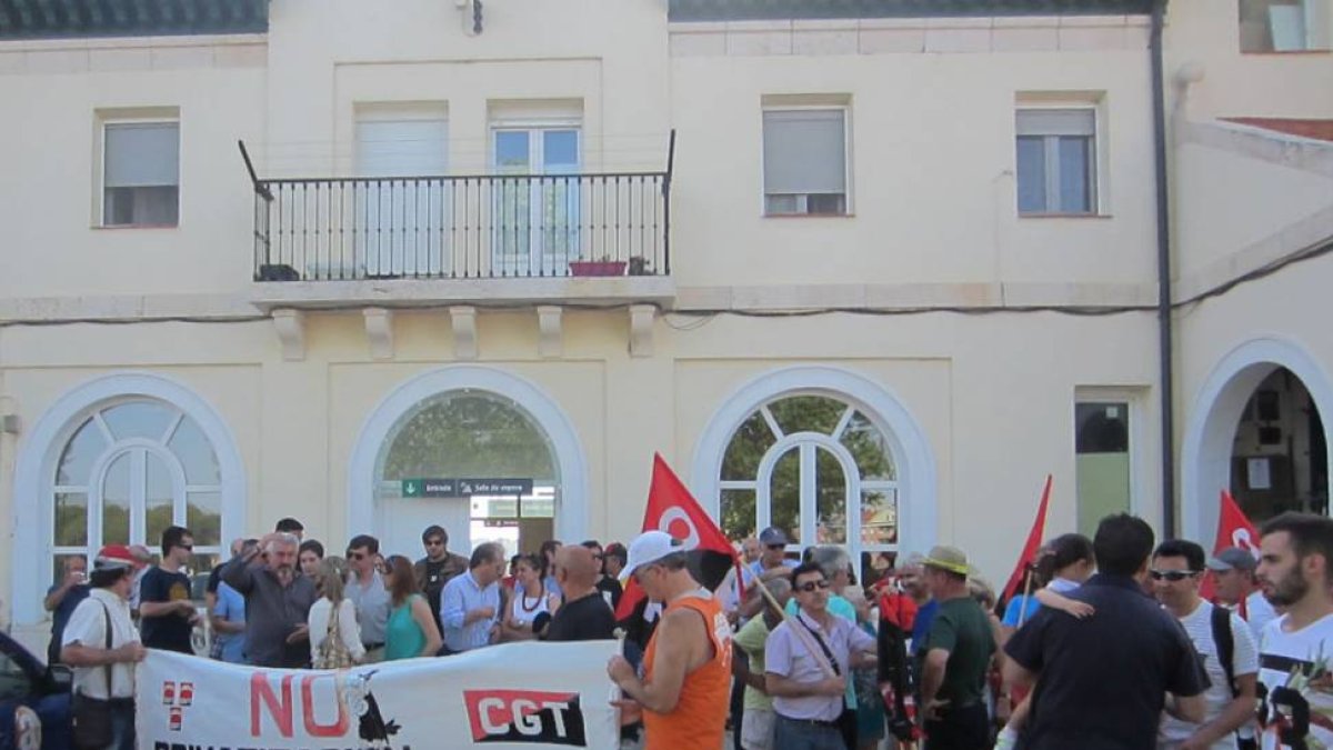Manifestación convocada por CGT en apoyo al tren celebrada este lunes en Aranda.-L.V.