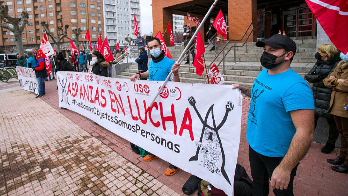 Concentración de trabajadores de Aspanias, ayer, ante la Delegación Territorial de la Junta en Burgos. TOMÁS ALONSO