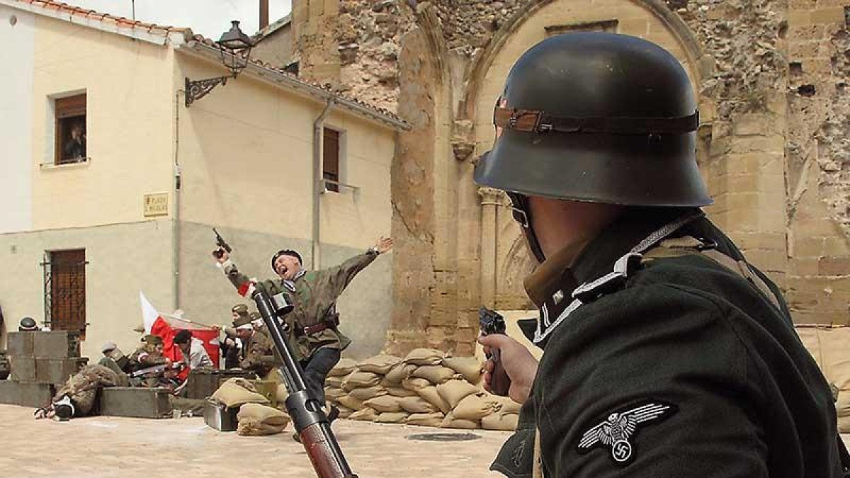 Un invasor nazi abate con su pistola a un soldado polaco durante el levantamiento de Varsovia.-G.G.