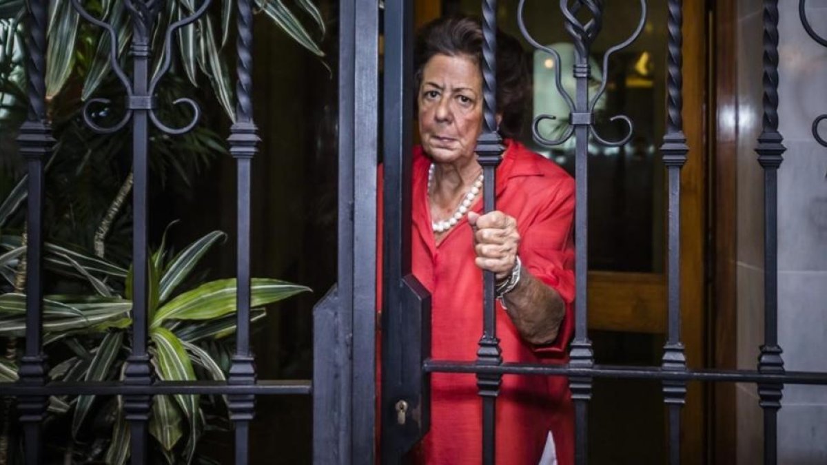 Rita Barberá a la salida de su domicilio en Valencia, este miércoles.-MIGUEL LORENZO
