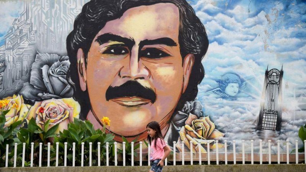 Imagen de un graffiti de Pablo Escobar en Medellín.-AFP