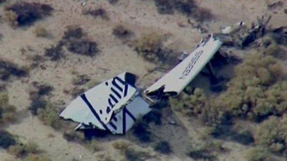 Restos de la aeronave accidentada en el desierto de Mojave, en California (EEUU).-Foto:   TWITTER / BBC