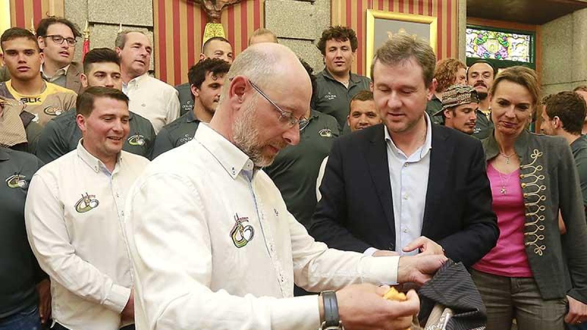 Iñaki Sicilia, presidente del Aparejadores RC, y el alcalde, Javier Lacalle, durante la recepción por el ascenso.-RAÚL OCHOA