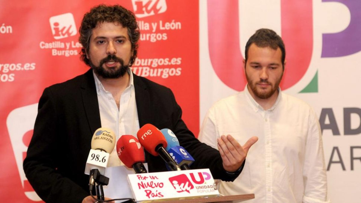 José Sarrión hablando en la sede de IU en Burgos con el Jorge García, coordinador provincial de la formación.-ISRAEL L. MURILLO