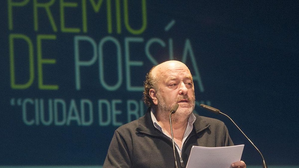 Juan Pablo Zapater, durante la lectura de cuatro poemas del libro ganador.-Israel L. Murillo