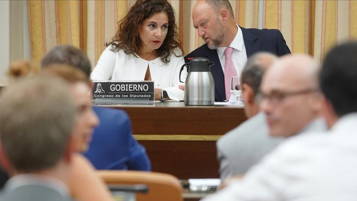 La ministra de Hacienda, María Jesús Montero, en la Comisión de Hacienda del Congreso de los Diputados. /-JOSÉ LUIS ROCA