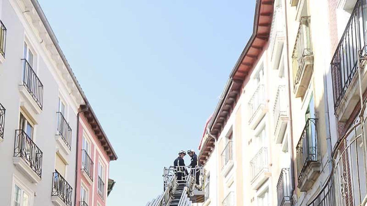 Una dotación de bomberos realiza prácticas en la calle Sombrerería.-RAÚL G. OCHOA