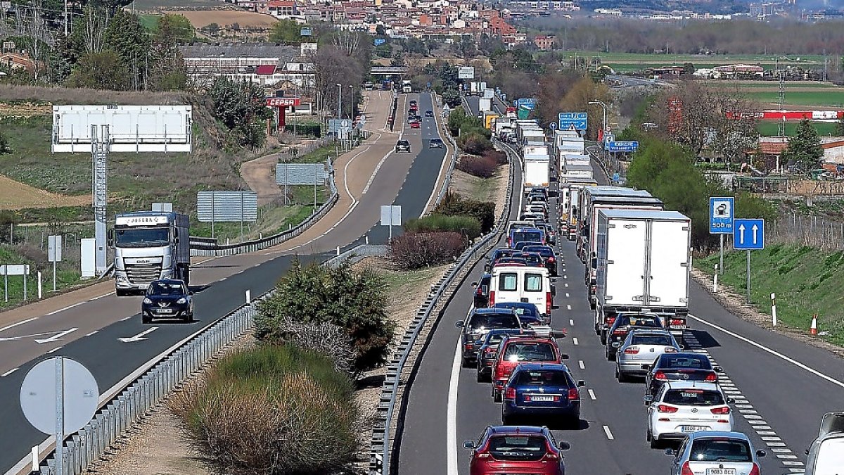 VALLADOLID. 16/04/18. PHOTOGENIC/PABLO REQUEJO. accidente de un camión en la A62