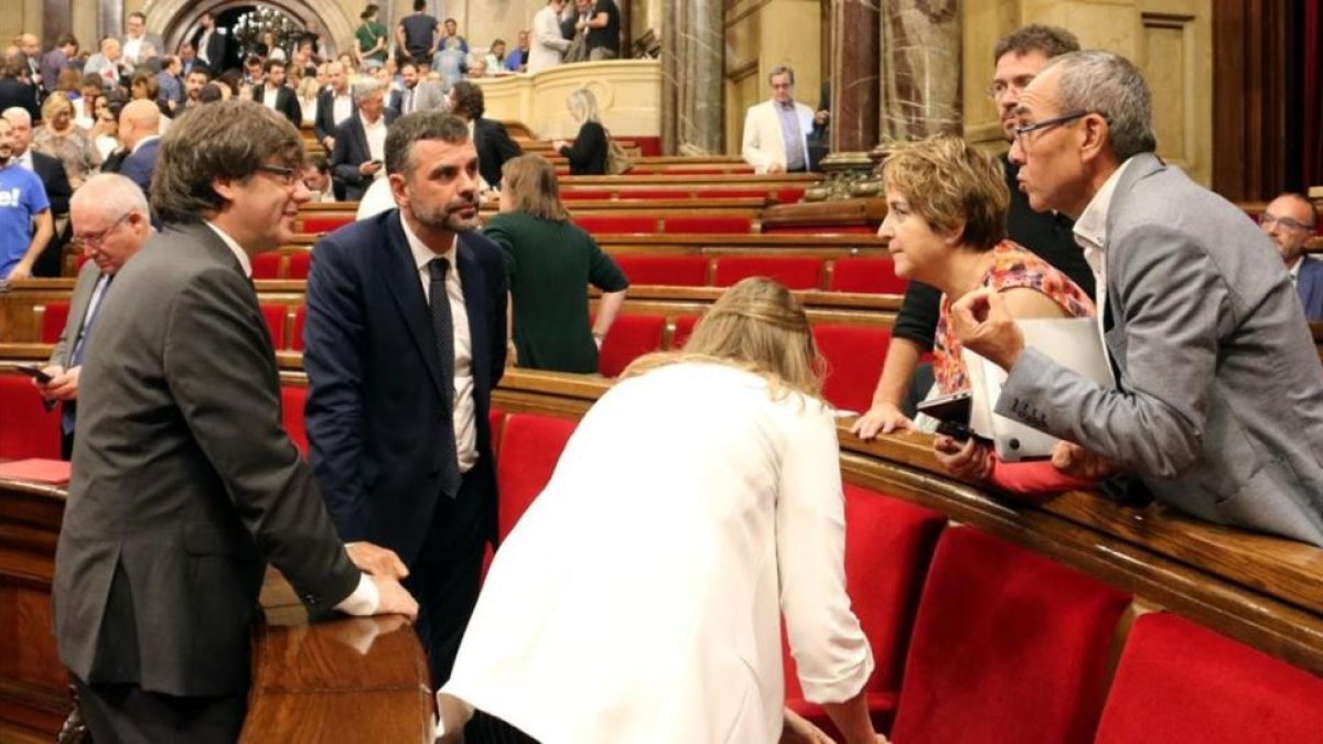 Joan Coscubiela expresa sus quejas al president Carles Puigdemont en el hemiciclo del Parlament.-ACN