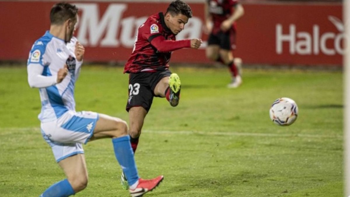 Djouahra lanza a puerta tras una buena acción individual. LALIGA