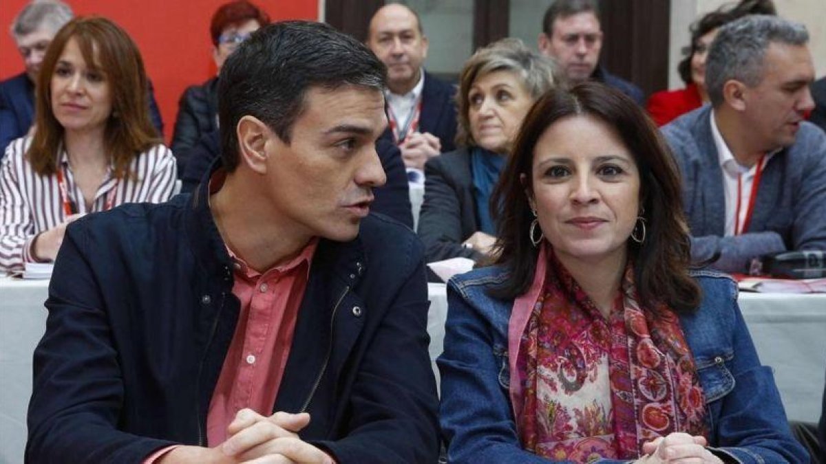 Pedro Sánchez, este sábado en Aranjuez junto a la vicesecretaria general del PSOE, Adriana Lastra.-EL PERIÓDICO (EFE / PACO CAMPOS)