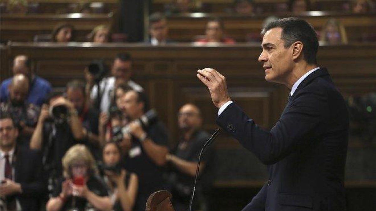 Pedro Sánchez, durante la segunda jornada del debate de investidura, este martes.-DAVID CASTRO