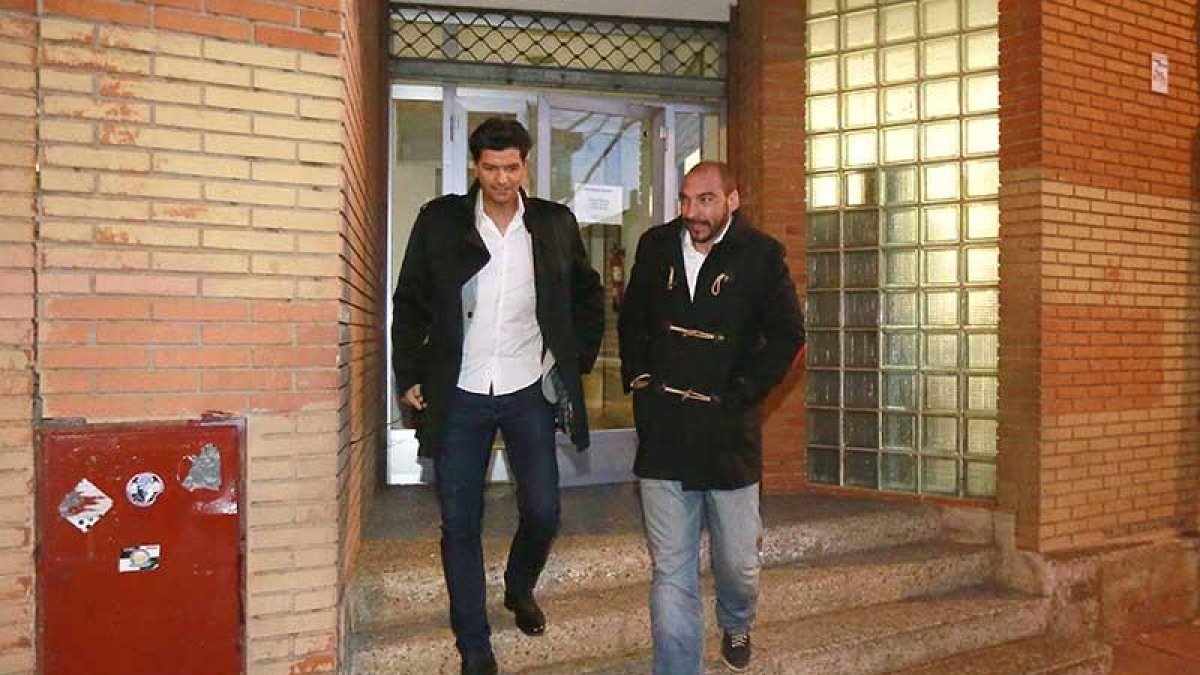 Álvaro Cámara (derecha) y otro representante del grupo mexicano salen de las oficinas de El Plantío-Raúl G. Ochoa