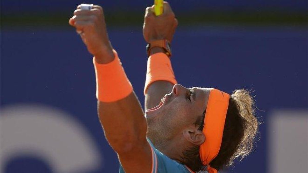 Nadal reacciona contrariado a un mal golpe.-REUTERS