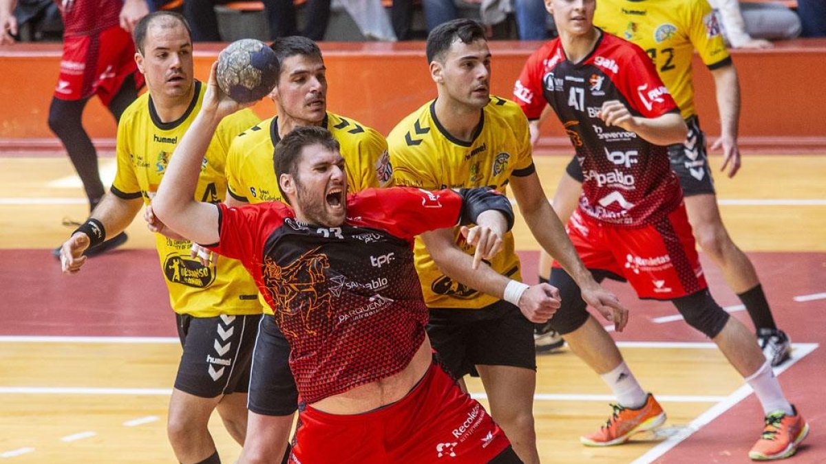 García lanza a puerta en el partido disputado ayer ante el BM Soria.-SANTI OTERO