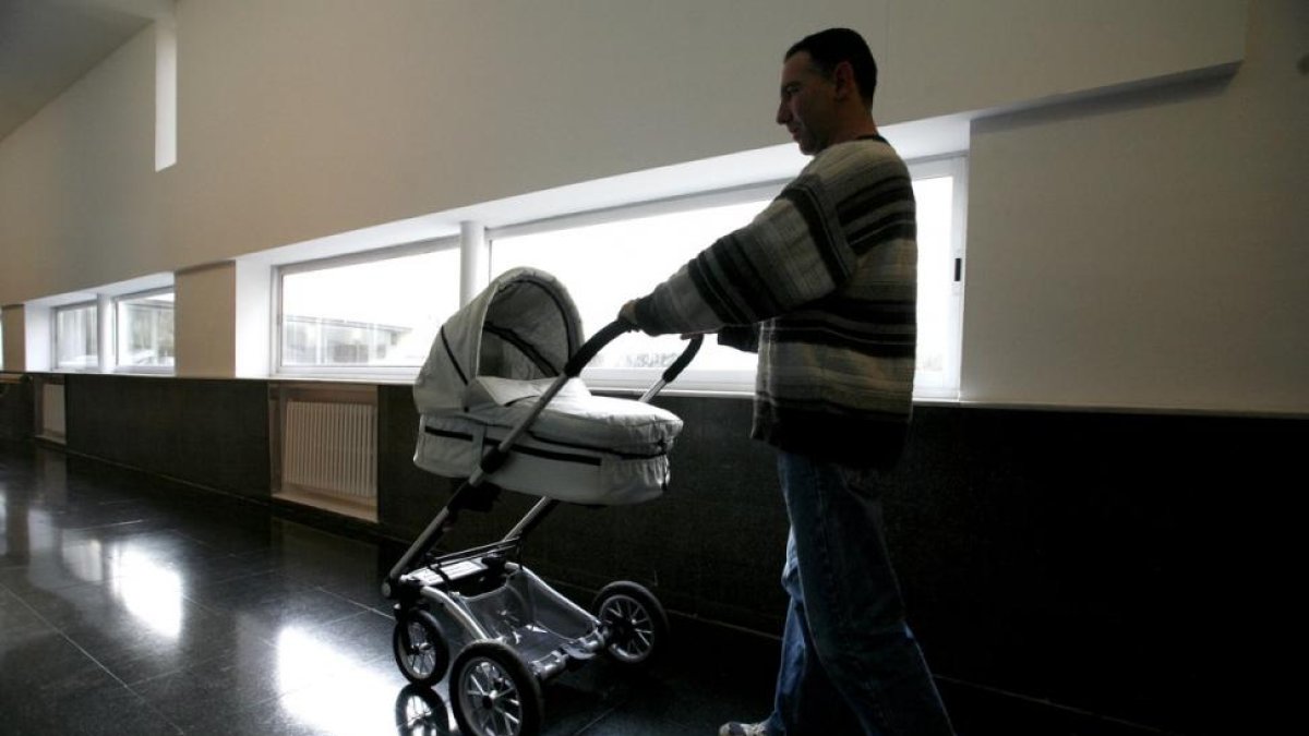 Un padre durante su permiso de paternidad.-MARTA JORDI