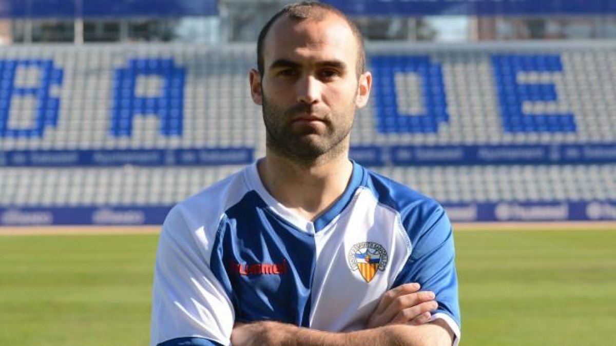 Paris Adot posa con la camiseta del Sabadell.-CESABADELL.CAT