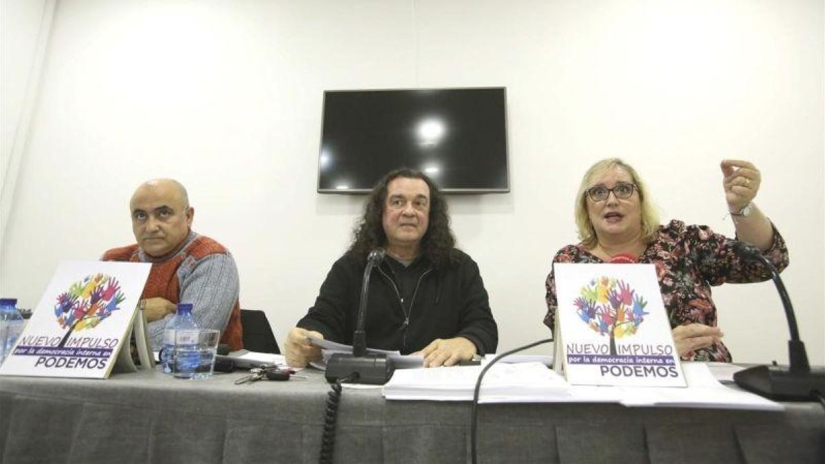 Rueda de prensa del colectivo Nuevo Impulso vinculado a Podemos que presenta la demanda de impugnacion de las primarias estatales de Podemos. Koldo Imanol Martin, procurador de la Junta General de Alava, Fernando Barredo de Valenzuela, consejero ciudadan-DAVID CASTRO