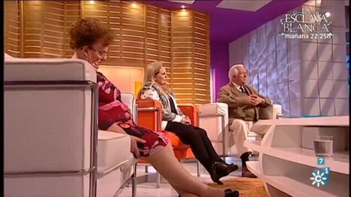 La invitada, Eloísa, se duerme en directo en el programa de Juan y Medio en Canal Sur.-