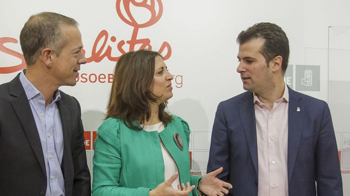 Ander Gil, Esther Peña y Luis Tudanca durante la rueda de prensa de ayer.-SANTI OTERO