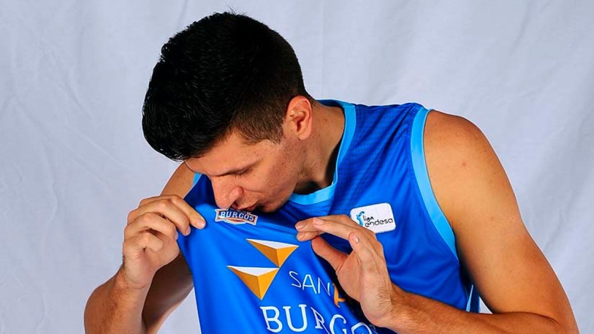 Huskic besa el escudo del CB Miraflores durante una sesión de fotos. MARÍA GONZÁLEZ / ACB PHOTO