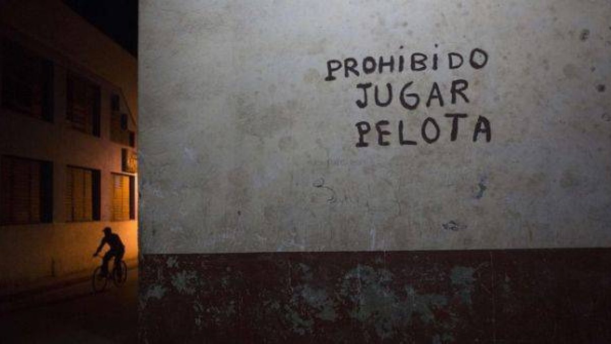 Un ciclista junto a un cartel en el centro de La Habana.-Foto: REUTERS / ALEXANDRE MENEGHINI