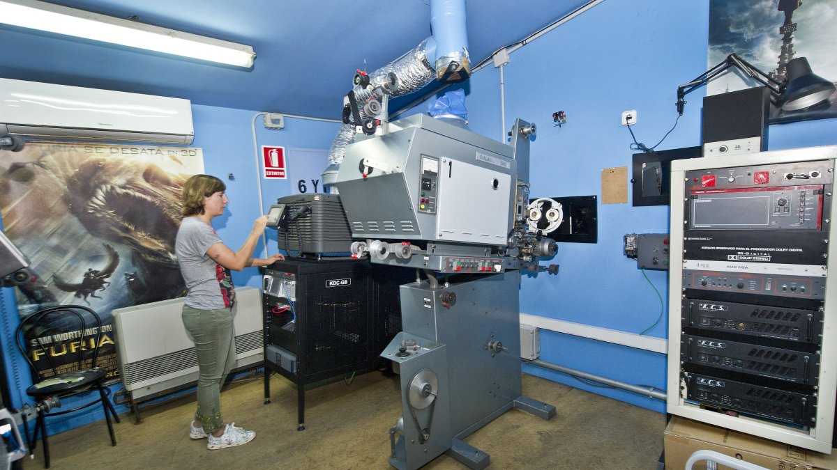 Alonso comprueba un proyector en las ‘tripas’ del cine. ISRAEL L. MURILLO